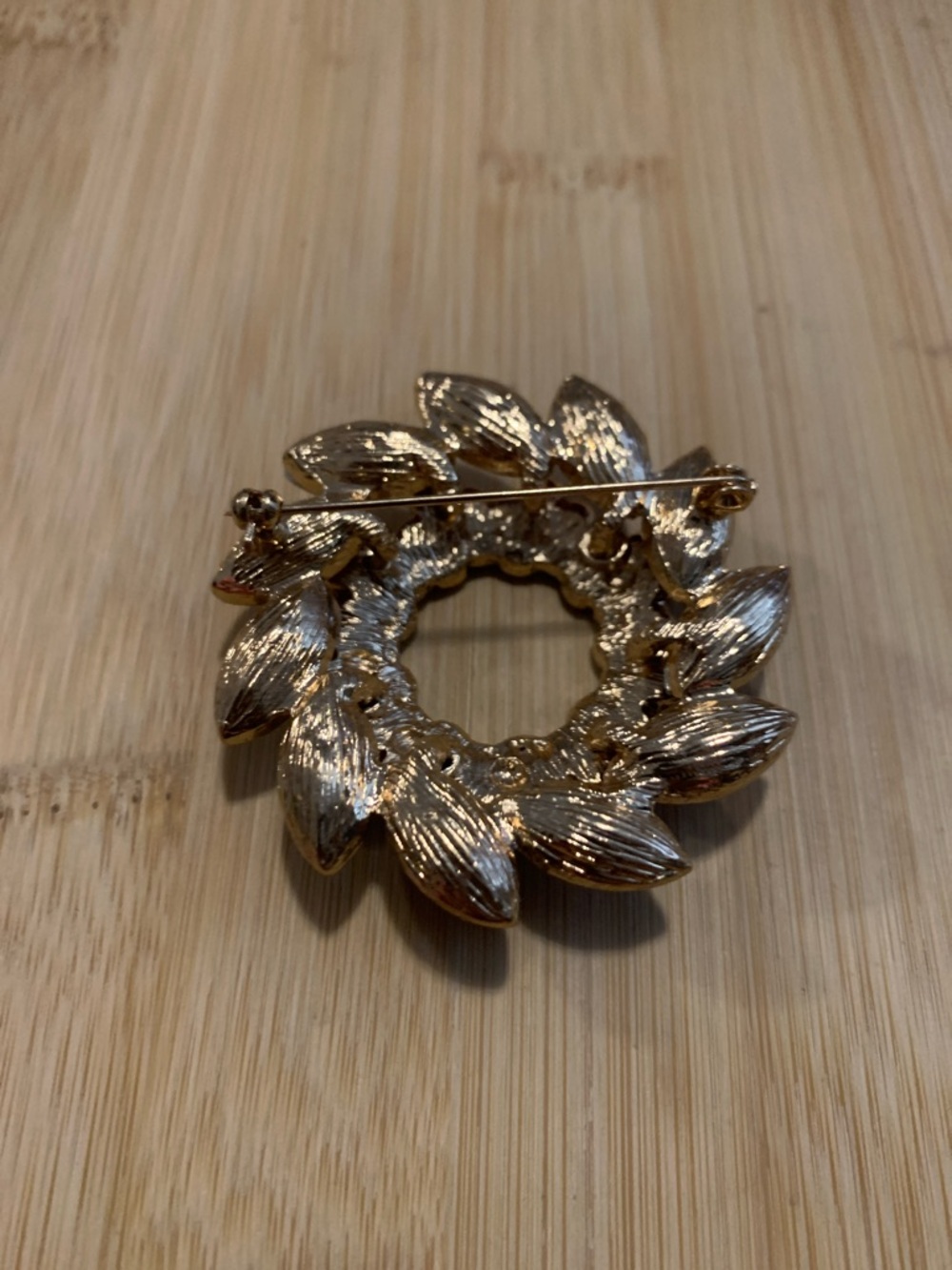 Vintage Red Crystal Wreath Brooch - Elegant Women's Jewelry - Picture 3 of 3